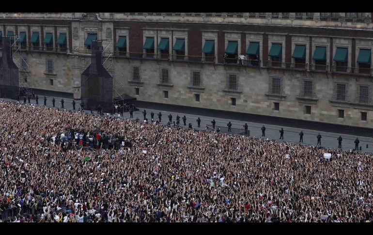 El grupo coreano BTS salió a uno de los balcones de Palacio Nacional acompañado de la Presidenta Claudia Sheinbaum. SUN/D. Sánchez