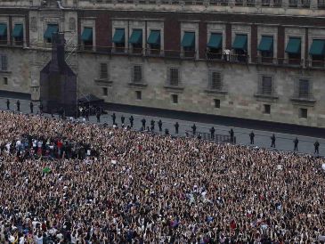 El grupo coreano BTS salió a uno de los balcones de Palacio Nacional acompañado de la Presidenta Claudia Sheinbaum. SUN/D. Sánchez