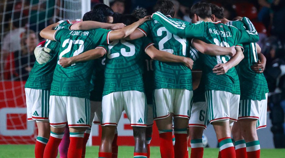 El grupo de 12 seleccionados de la liga local, junto a los 8 sparrings y el cuerpo técnico liderado por el 