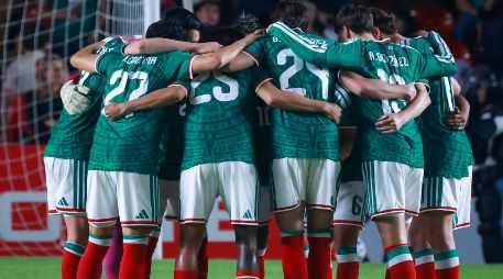 El grupo de 12 seleccionados de la liga local, junto a los 8 sparrings y el cuerpo técnico liderado por el 