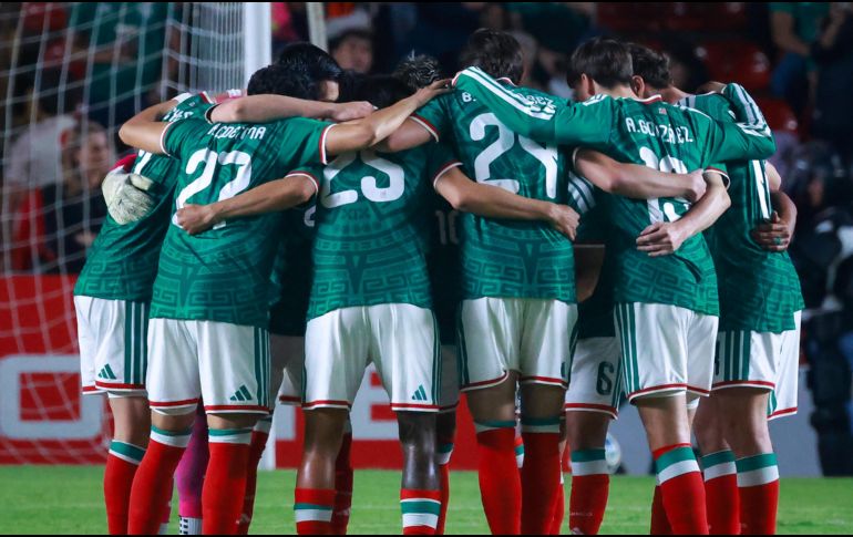 El grupo de 12 seleccionados de la liga local, junto a los 8 sparrings y el cuerpo técnico liderado por el 