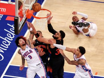 Nueva York resistió en un duelo con 25 cambios de liderato y dejó contra las cuerdas a Filadelfia antes de viajar para los próximos dos juegos. EFE/ S. YENESEL.