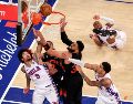 Nueva York resistió en un duelo con 25 cambios de liderato y dejó contra las cuerdas a Filadelfia antes de viajar para los próximos dos juegos. EFE/ S. YENESEL.