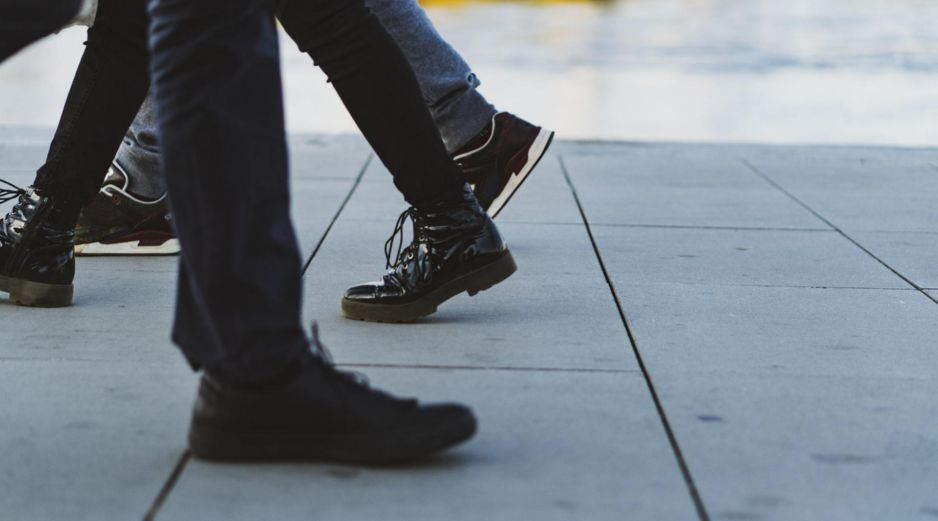 El calzado no solo influye en la comodidad al caminar, también puede afectar directamente la salud de los pies, las rodillas e incluso la postura corporal. Pixabay