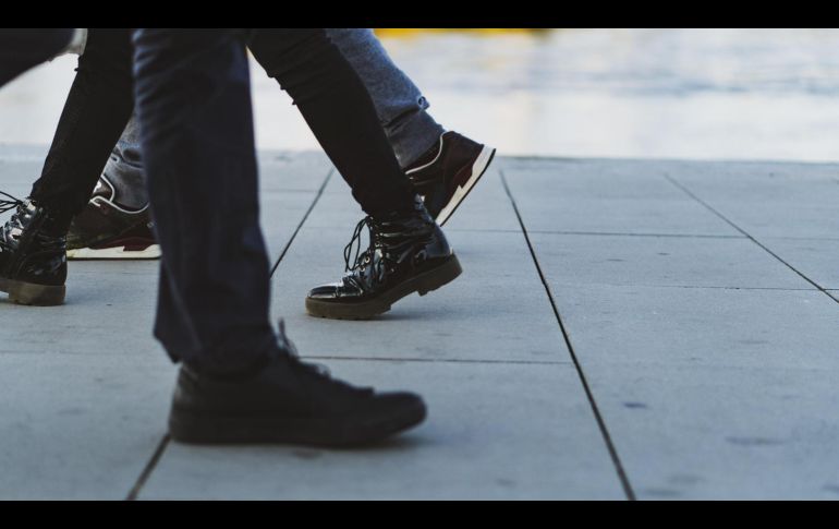 El calzado no solo influye en la comodidad al caminar, también puede afectar directamente la salud de los pies, las rodillas e incluso la postura corporal. Pixabay