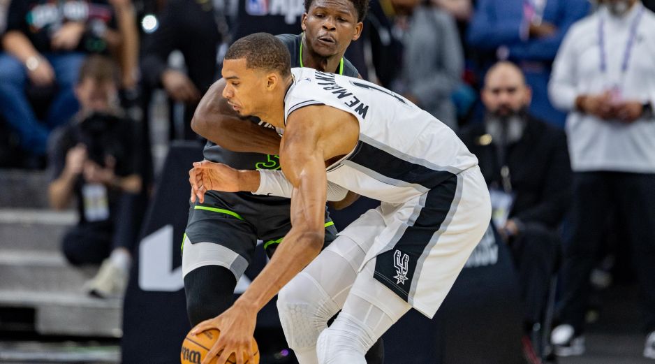 San Antonio respondió con una actuación colectiva dominante y frenó por completo a los Timberwolves en un duelo físico para mantener viva la Semifinal del Oeste. EFE/ C. Ramírez.