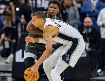 San Antonio respondió con una actuación colectiva dominante y frenó por completo a los Timberwolves en un duelo físico para mantener viva la Semifinal del Oeste. EFE/ C. Ramírez.