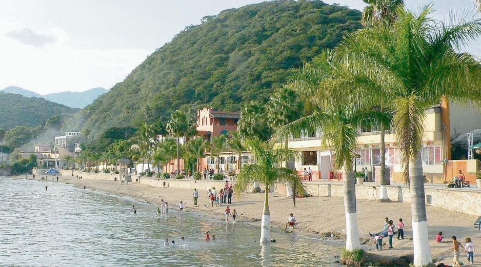Chapala invita a pasear entre músicos, vendedores de nieves, voladores de Papantla y pequeñas embarcaciones que se balancean frente al agua. ESPECIAL