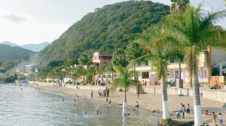 Chapala invita a pasear entre músicos, vendedores de nieves, voladores de Papantla y pequeñas embarcaciones que se balancean frente al agua. ESPECIAL