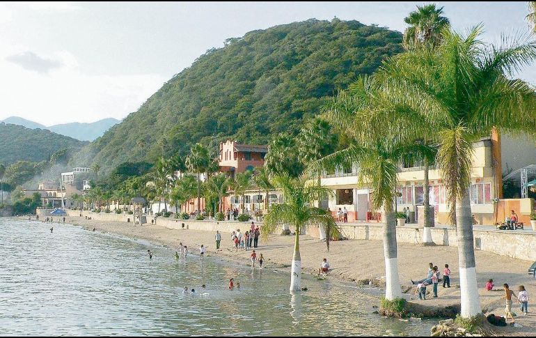 Chapala invita a pasear entre músicos, vendedores de nieves, voladores de Papantla y pequeñas embarcaciones que se balancean frente al agua. ESPECIAL