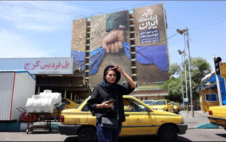 Teherán. Una mujer iraní pasa frente a un cartel con propaganda, que proclama el dominio de ese Gobierno sobre el Estrecho de Ormuz. EFE/A. Taherkenareh