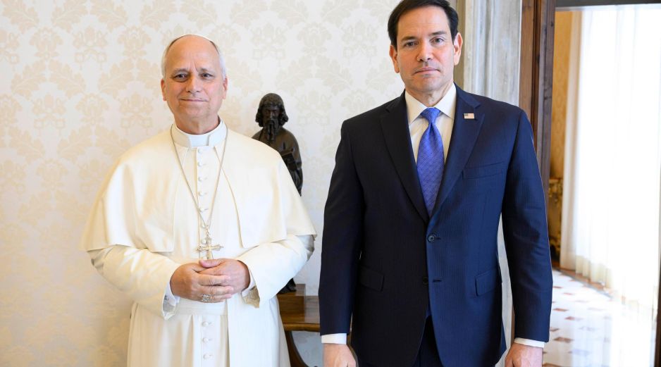 El papa León XIV recibe en audiencia privada al secretario de Estado de Estados Unidos, Marco Rubio, en el Vaticano. EFE/Medios Vaticanos