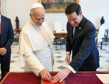Rubio, católico, fue recibido esta mañana a las puertas del Palacio Apostólico por el prefecto de la Casa Pontificia, el bosnio Peter Rajic, y conducido después ante León XIV. EFE/VATICANO