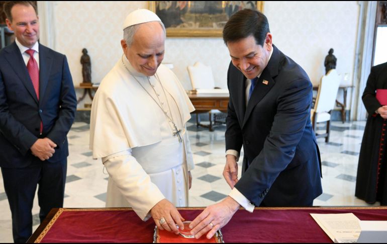 Rubio, católico, fue recibido esta mañana a las puertas del Palacio Apostólico por el prefecto de la Casa Pontificia, el bosnio Peter Rajic, y conducido después ante León XIV. EFE/VATICANO