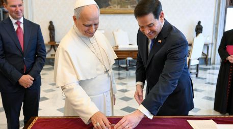 Rubio, católico, fue recibido esta mañana a las puertas del Palacio Apostólico por el prefecto de la Casa Pontificia, el bosnio Peter Rajic, y conducido después ante León XIV. EFE/VATICANO