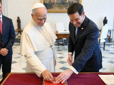 Rubio, católico, fue recibido esta mañana a las puertas del Palacio Apostólico por el prefecto de la Casa Pontificia, el bosnio Peter Rajic, y conducido después ante León XIV. EFE/VATICANO