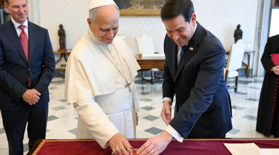 Rubio, católico, fue recibido esta mañana a las puertas del Palacio Apostólico por el prefecto de la Casa Pontificia, el bosnio Peter Rajic, y conducido después ante León XIV. EFE/VATICANO