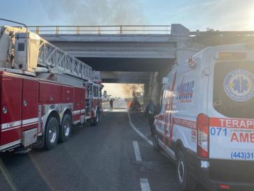 Hasta el momento, no se han dado a conocer las causas que originaron el fuego en el vehículo. ESPECIAL / Protección Civil y Bomberos de Jalisco