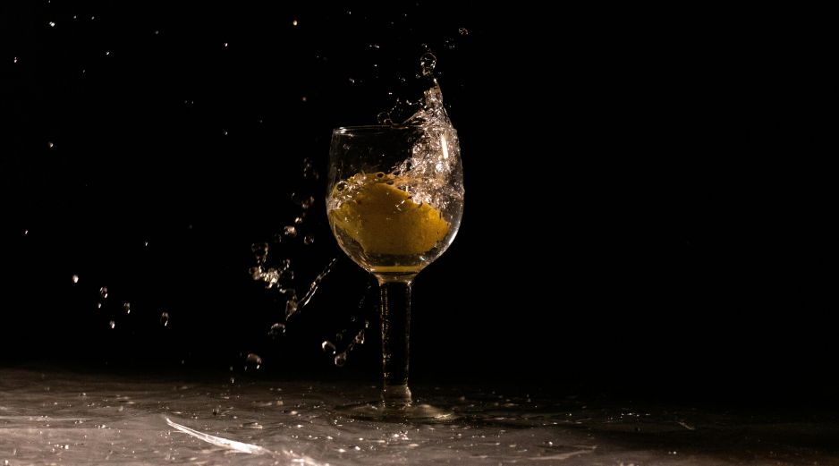 Uno de los métodos más populares y sencillos consiste en colocar un limón dentro de un vaso con agua en alguna habitación de la casa. Pexels