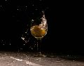 Uno de los métodos más populares y sencillos consiste en colocar un limón dentro de un vaso con agua en alguna habitación de la casa. Pexels