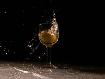 Uno de los métodos más populares y sencillos consiste en colocar un limón dentro de un vaso con agua en alguna habitación de la casa. Pexels