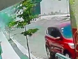 La agresión ocurrió en el cruce de las calles Juan Gil Preciado y Lázaro Cárdenas, donde cuatro hombres a bordo de un vehículo color negro les cerraron el paso y abrieron fuego contra los agentes. ESPECIAL