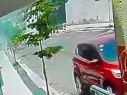 La agresión ocurrió en el cruce de las calles Juan Gil Preciado y Lázaro Cárdenas, donde cuatro hombres a bordo de un vehículo color negro les cerraron el paso y abrieron fuego contra los agentes. ESPECIAL