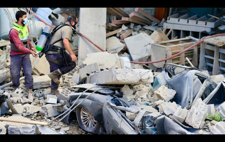 Rescatistas inspeccionan un área residencial tras los ataques aéreos israelíes, en Saksakiyeh, en el sur de Líbano. XINHUA/A. Hashisho