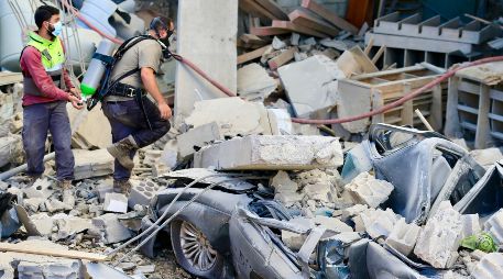 Rescatistas inspeccionan un área residencial tras los ataques aéreos israelíes, en Saksakiyeh, en el sur de Líbano. XINHUA/A. Hashisho