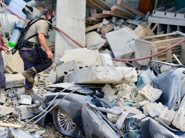 Rescatistas inspeccionan un área residencial tras los ataques aéreos israelíes, en Saksakiyeh, en el sur de Líbano. XINHUA/A. Hashisho