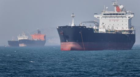 Petroleros anclados en el estrecho de Ormuz, frente a Bandar Abbas, Irán. AP/A. Khorgooi