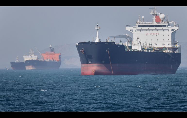 Petroleros anclados en el estrecho de Ormuz, frente a Bandar Abbas, Irán. AP/A. Khorgooi