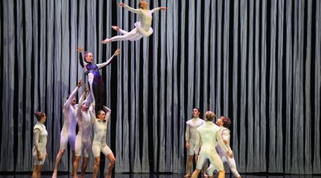 La puesta en escena, que también tendrá funciones  hoy y el sábado, convirtió el recinto tapatío en un espacio donde el circo contemporáneo desplazó los límites del ballet clásico. EL INFORMADOR/ J. ACOSTA.
