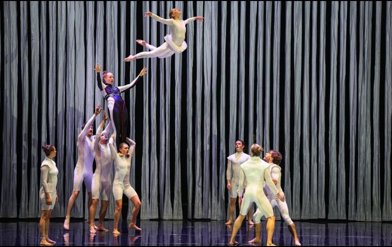 La puesta en escena, que también tendrá funciones  hoy y el sábado, convirtió el recinto tapatío en un espacio donde el circo contemporáneo desplazó los límites del ballet clásico. EL INFORMADOR/ J. ACOSTA.