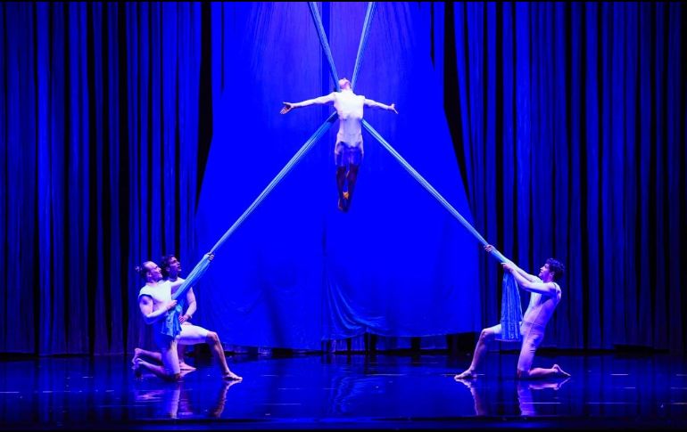 La puesta en escena, que también tendrá funciones  hoy y el sábado, convirtió el recinto tapatío en un espacio donde el circo contemporáneo desplazó los límites del ballet clásico. EL INFORMADOR/ J. ACOSTA.
