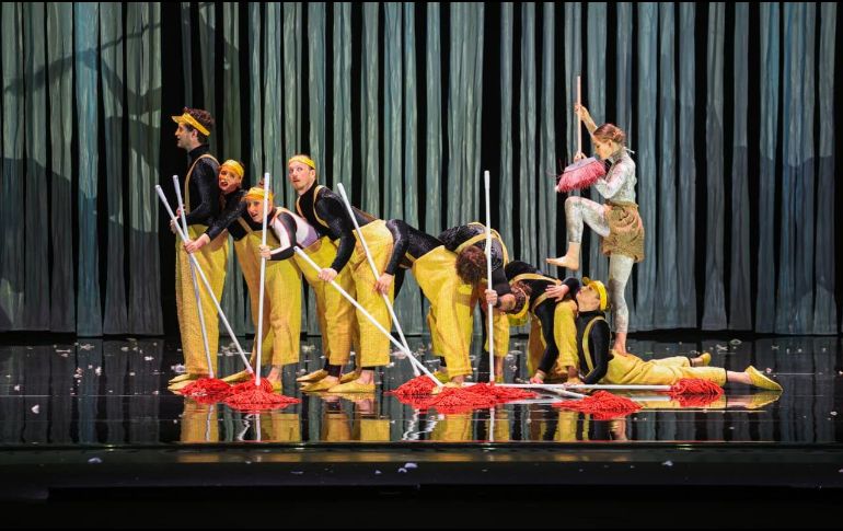 La puesta en escena, que también tendrá funciones  hoy y el sábado, convirtió el recinto tapatío en un espacio donde el circo contemporáneo desplazó los límites del ballet clásico. EL INFORMADOR/ J. ACOSTA.