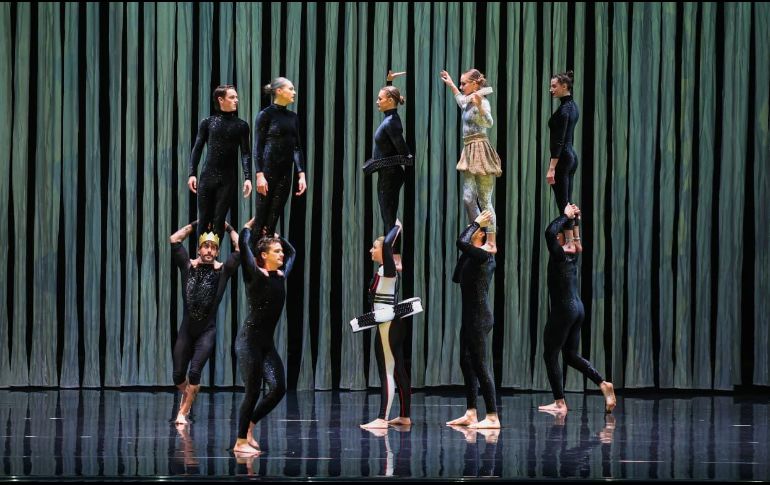 La puesta en escena, que también tendrá funciones  hoy y el sábado, convirtió el recinto tapatío en un espacio donde el circo contemporáneo desplazó los límites del ballet clásico. EL INFORMADOR/ J. ACOSTA.