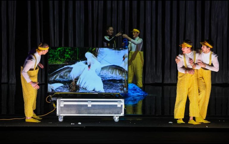 La puesta en escena, que también tendrá funciones  hoy y el sábado, convirtió el recinto tapatío en un espacio donde el circo contemporáneo desplazó los límites del ballet clásico. EL INFORMADOR/ J. ACOSTA.