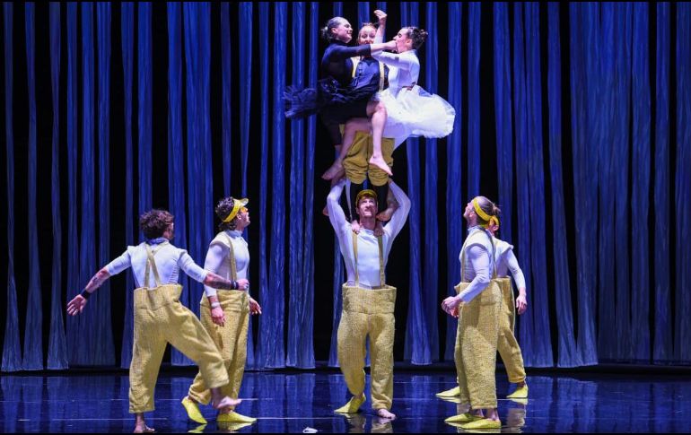 La puesta en escena, que también tendrá funciones  hoy y el sábado, convirtió el recinto tapatío en un espacio donde el circo contemporáneo desplazó los límites del ballet clásico. EL INFORMADOR/ J. ACOSTA.