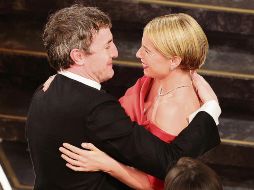 Paul Mescal y Jessie Buckley se abrazan tras conocer que la actriz se llevó al Oscar a Mejor Actriz por la cinta “Hamnet”. AFP
