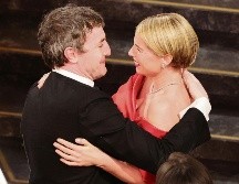 Paul Mescal y Jessie Buckley se abrazan tras conocer que la actriz se llevó al Oscar a Mejor Actriz por la cinta “Hamnet”. AFP