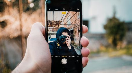 La decisión de aplazar el lanzamiento del iPhone 18 no es un simple capricho, sino una maniobra estratégica calculada al milímetro para evitar un desastre logístico a escala mundial. Unsplash