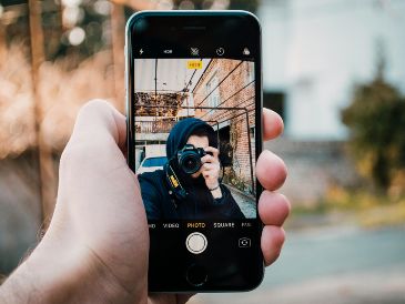 La decisión de aplazar el lanzamiento del iPhone 18 no es un simple capricho, sino una maniobra estratégica calculada al milímetro para evitar un desastre logístico a escala mundial. Unsplash