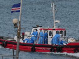 El día de ayer, personal sanitario acudió al crucero MV Hondius, portando equipo de protección personal con el objetivo de evacuar a los pacientes portadores del virus. AP
