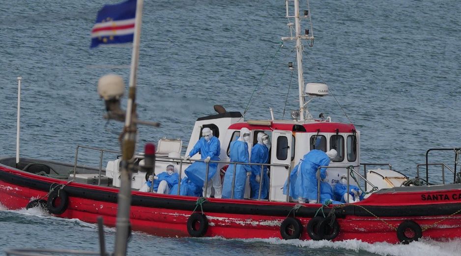 El día de ayer, personal sanitario acudió al crucero MV Hondius, portando equipo de protección personal con el objetivo de evacuar a los pacientes portadores del virus. AP