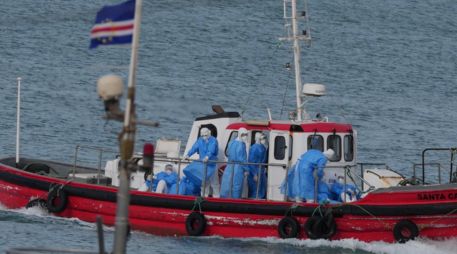 El día de ayer, personal sanitario acudió al crucero MV Hondius, portando equipo de protección personal con el objetivo de evacuar a los pacientes portadores del virus. AP