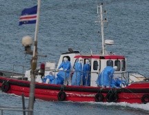 El día de ayer, personal sanitario acudió al crucero MV Hondius, portando equipo de protección personal con el objetivo de evacuar a los pacientes portadores del virus. AP