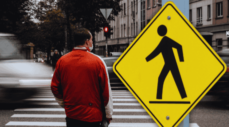 Quienes aceleran o ignoran deliberadamente a los transeúntes suelen presentar altos niveles de estrés crónico o rasgos de individualismo exacerbado. ESPECIAL / CANVA