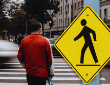 Quienes aceleran o ignoran deliberadamente a los transeúntes suelen presentar altos niveles de estrés crónico o rasgos de individualismo exacerbado. ESPECIAL / CANVA