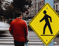 Quienes aceleran o ignoran deliberadamente a los transeúntes suelen presentar altos niveles de estrés crónico o rasgos de individualismo exacerbado. ESPECIAL / CANVA
